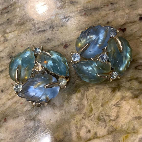 Vintage Lisner Clip on earrings - Picture 1 of 3